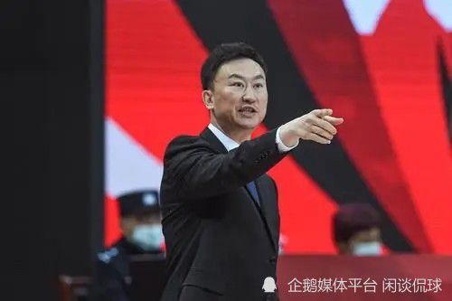 本场比赛，字母哥出战39分钟，投篮22中10，三分3中1，罚球11中5，得到26分17篮板3助攻。